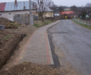 Výstavba chodníka v dedine